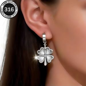 Vente en gros de boucles d'oreilles en acier titane de luxe léger, style européen et américain, motif trèfle à quatre feuilles, métal haut de gamme. - Product Image 2
