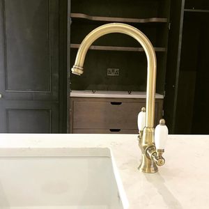 Robinet mélangeur de cuisine ENKI <span class=keywords><strong>Dorchester</strong></span> KT059 en bronze antique huilé, à double débit, étanche, à double levier blanc, orientable, pour montage sur plan. - Product Image 5