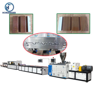Machine de fabrication de panneaux muraux en vinyle <span class=keywords><strong>PVC</strong></span>, ligne de production d'extrusion de panneaux de <span class=keywords><strong>plafond</strong></span> en plastique, panneaux muraux en vinyle - Product Image 2