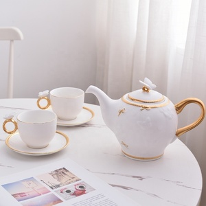 Juego de Taza y Platillo para Té y Café con Diseño de Mariposas en Relieve Blanco y Bordes Dorados, Superventas - Product Image 1