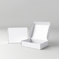 Boîte d'expédition en carton ondulé recyclable de 3 mm fabriquée en usine, matériaux recyclés, surface blanche laminée mat VANISHING, gaufrage anti-poussière