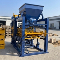 Ligne de production entièrement automatique de blocs de béton pour pavés creux emboîtables dans l'industrie des matériaux de construction au Pérou