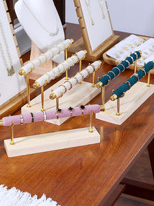 موضة 123 لفة من جلد البولي يوريثان مع قاعدة معدنية خشبية صلبة، تصميم قابل للفصل، منظم عرض وحفل عرض للحلي والخواتم - Product Image 4