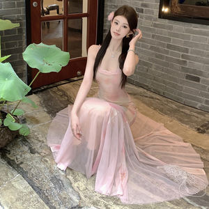 Vestido Largo Sexy de Malla Floral para Vacaciones, con Escote Profundo en V, Espalda Descubierta, Ajuste Ceñido y Tirantes Finos, Ideal para Fiestas y Vacaciones - Product Image 4