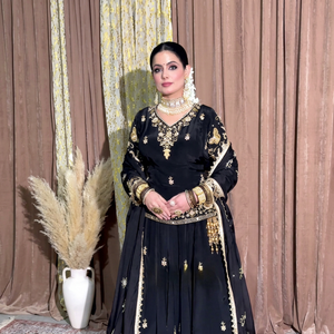 Vestido de Novia Tradicional Indio-Pakistaní de Seda Negra Bordada, Largo hasta el Suelo, Corte Regular, con Detalles en Dorado - Product Image 1