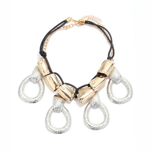 Perhiasan Fashion ODM OEM Kalung Rantai Dua Warna Cincin Oval Bertekstur Emas Perak Perhiasan Statement Tebal untuk Wanita Kalung - Product Image 2