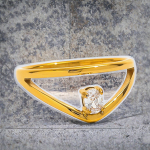 Anillo de Eternidad de Acero Inoxidable de Alta Gama con 3 Circonitas, Bañado en Oro de 18K, Diseño Abstracto Irregular con Engaste de Bisel, Regalo de Moda - Product Image 3