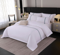 Ensemble de literie d'hôtel blanc avec logo personnalisé, 4 pièces, bordure florale bleue et marron, ruban, durable, qualité hôtelière