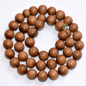 Perles de Mala en bois de santal Riddhi Siddhi de haute qualité, rondes, naturelles, brun doré foncé, fabriquées au Rajasthan - Product Image 1