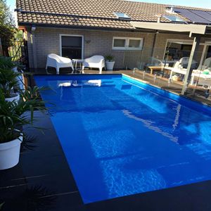 Piscina Grande de Fibra de Vidrio Personalizada para Jardín Exterior, Bajo Mantenimiento, Tipo Resort con Escalones - Product Image 1