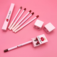 Crayon à lèvres vegan rose de luxe 24 couleurs, waterproof et naturel, avec taille-crayon intégré, personnalisable, marque privée