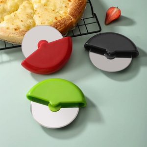 Cortador de Pizza Clásico KitchenAid con Cuchilla Afilada, Cortador de Masa de Pizza y Tartas de Acero Inoxidable - Product Image 1