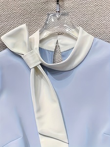 Completo Due Pezzi Personalizzato da Donna: Top Senza Maniche con Laccio al Collo e Pantaloncini Plissettati a Vita Alta per un Look Elegante e Casual da Vacanza - Product Image 5