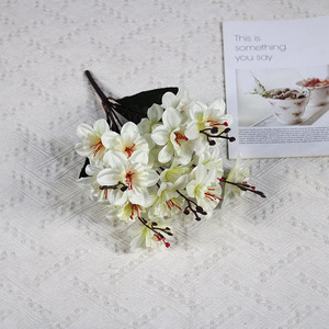 Fleurs artificielles en soie de narcisse et de magnolia à cinq branches - Décoration douce pour l'aménagement intérieur et extérieur - Vente en gros à l'exportation - Product Image 2