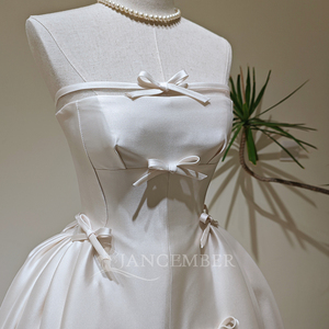 Robe de mariée formelle LY157 moderne et élégante, col bateau, traîne chapelle, en dentelle, sans bretelles, avec fleurs et cristaux pour femme - Product Image 4