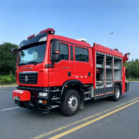 Nouveau camion-citerne de sapeurs-pompiers Sinotruk 4X2 diesel avec grue hydraulique et capacité de réservoir de 7001-10000L pour usine et municipalité