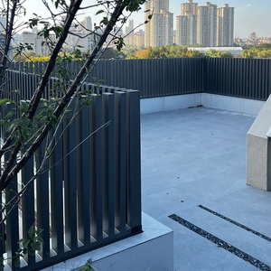 Panneau de clôture en <span class=keywords><strong>aluminium</strong></span> à lattes verticales noir mat élégant - Barrière de sécurité moderne <span class=keywords><strong>pour</strong></span> toit, balcon, <span class=keywords><strong>terrasse</strong></span>, 6 pieds, écologique - Product Image 5