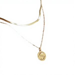 Collar delicado bohemio <span class=keywords><strong>de</strong></span> triple capa para mujer, chapado en oro <span class=keywords><strong>de</strong></span> 14K, <span class=keywords><strong>acero</strong></span> 316, con colgante <span class=keywords><strong>de</strong></span> moneda martillada con patrón numérico, ideal para fiestas. - Product Image 1