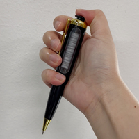 Stylo de jeu de casino à mécanisme de machine à sous, avec fonction 'Pousser et tourner pour gagner' et thème 'Jackpot', objet de collection