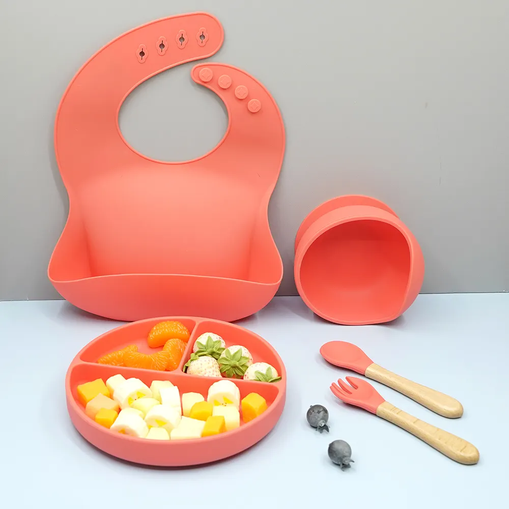 Kit de vaisselle pour bébé sans BPA en silicone ensemble d'alimentation plaque d'aspiration imprimé bavoir ensemble de nourriture pour bébé en silicone vente en gros en stock