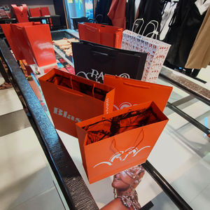 Sacs en papier personnalisés de qualité supérieure pour emballages de vêtements d'hiver tels que les manteaux, adaptés au marché européen - Product Image 3