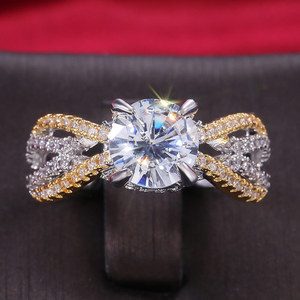 Anello in Stile Prong Tono Oro Unisex con Design Scintillante Intarsiato, Gioiello di Moda per Uso Quotidiano - Product Image 2