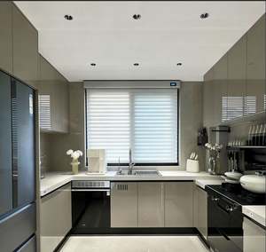 Ensemble de cuisine complet BALOM personnalisé en bois de chêne avec armoires de base pour évier et organiseurs de tiroirs pour les maisons rurales - Product Image 2