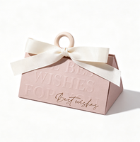 Boîte à dragées personnalisée pour mariage, boîte cadeau en papier triangulaire gaufrée avec ruban, boîte à bonbons vide de luxe pour souvenir de mariage