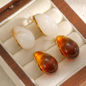 ต่างหูเรซิ่นรูปตัว C สีอำพัน ชุบทอง 18k สแตนเลสทรงหยดน้ำ เครื่องประดับแฟชั่นทรงเรขาคณิต - Product Image 2