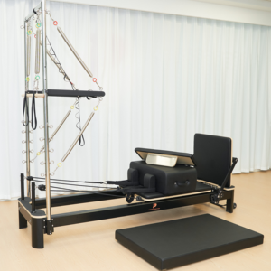 Máquina de <span class=keywords><strong>Pilates</strong></span> <span class=keywords><strong>Reformer</strong></span> de Aleación de Aluminio Blanca con Torre - Product Image 1