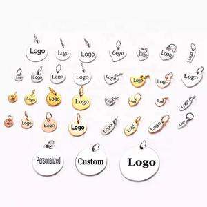 Ciondoli e Targhette Metalliche per Gioielli in Acciaio Inossidabile con Logo di Design Personalizzato Inciso, Placcatura PVD Oro, Argento e Nero, e Lettere Stampate - Product Image 1