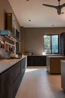 Ensemble de meubles de bar en bois de noyer naturel Vermonhouzz avec refroidisseur à vin intégré, éclairage LED, armoire de cuisine sur mesure en bois massif