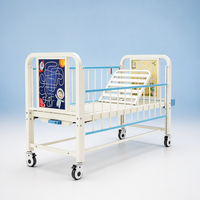 Lit médical pédiatrique pour patients hospitalisés avec barrières de sécurité rabattables et rangement sous le lit pour les postes de soins des enfants