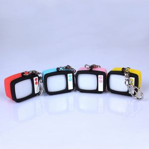 Porte-clés LED sonore 3D vintage personnalisé en forme de mini téléviseur, idéal pour la vente en gros et les cadeaux - Product Image 3