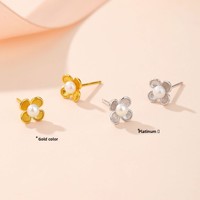 Vente en gros de boucles d'oreilles à clous en argent 925 plaqué or, motif trèfle à quatre feuilles, serties de perles d'eau douce, cadeau de mariage pour femmes