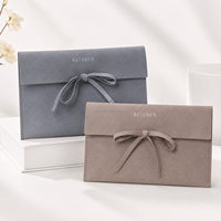 Pochette à bijoux multi-usages en microfibre grise avec fermeture à nœud en ruban, logo en feuille d'or, personnalisable OEM, pochette de rangement pour maquillage et rouge à lèvres