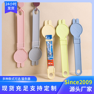 Cuillère à friandises pour chat, couleurs mélangées, portable, facile à nettoyer, pour l'alimentation des chats - Product Image 5