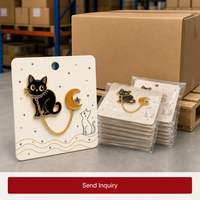 Halloween Schwarze Katzen-Brosche mit Mondanhänger, Weiche Emaille-Anstecknadel, Gruseliger Schmuck, Großhandel Anstecknadeln, Kundenspezifische Metallabzeichen, OEM-Fabrik
