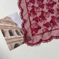 Écharpe triangulaire en maille fine à motif floral, semi-transparente, respirante, douce et légère pour femme, idéale pour le quotidien