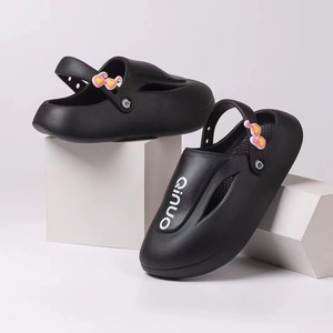 Zuecos Onuo para mujer, zapatos planos de verano de EVA negros, sandalias de playa cómodas con punta cerrada antideslizantes, talla 35-40 - Product Image 1