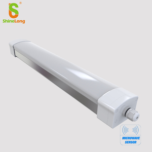 ไฟ LED อุตสาหกรรมแบบกันน้ำกันฝุ่น IP66 ขนาด 2 ฟุต 4 ฟุต 5 ฟุต IP65 4000k 5000K แสงเดย์ไลท์ พร้อมเซ็นเซอร์ไมโครเวฟ ใช้ในกรณีฉุกเฉินได้นาน 3 ชั่วโมง สำหรับลานจอดรถ - Product Image 1