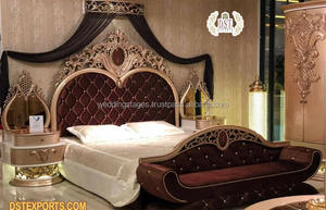 เตียงแกะสลักด้วยมือดีไซน์ใหม่พร้อมโต๊ะข้างเตียง เตียงคิงไซส์แกะสลักลายหรูหราพร้อมโต๊ะข้างเตียง ชุดห้องนอนสีทองเงาสูง สไตล์อเมริกัน - Product Image 6