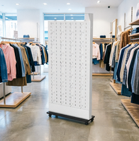 Présentoir mobile blanc à crochets pour magasin de détail sur roulettes