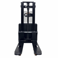 Stacker Elektrik Angkat Tinggi 4.5m Tiga Tingkat Tiang 2 Ton Stand-on Pallet Stacker Forklift Baterai 48V Peralatan Gudang CE