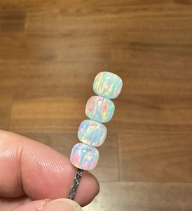 Cuentas de Ópalo Sintético Blancas de 1.5mm con Orificio para Hacer Pulseras - Product Image 3