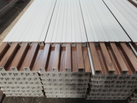 Panneaux de mur intérieur de rainure de revêtement de lattes de plafond en plastique en bois de film de PVC de Wpc imperméables de Wpc pour l'intérieur décorent