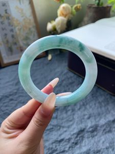 Bracelet en jadéite émeraude birmane LUMINLU, naturel, unique, aux nuances vertes, texture lisse et fraîche, pour femme - Product Image 2