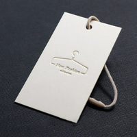 Étiquettes suspendues personnalisées, étiquettes de vêtements, cartes de vêtements ; Papier de qualité supérieure, gaufrage profond ; Conception de logo, impression personnalisée, streetwear