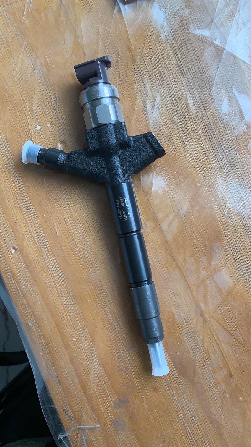 diesel injector nozzle 295050-1050 16600-5X30A  166005X30A FOR NISSAN NAVARA/PATHFINDER YD25 common rail injector 16600-5X30A