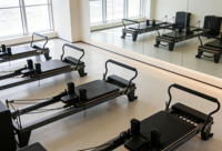 Machine de Pilates Reformer en aluminium durable et écologique, noire, avec lit de yoga coulissant réglable et plateau de saut